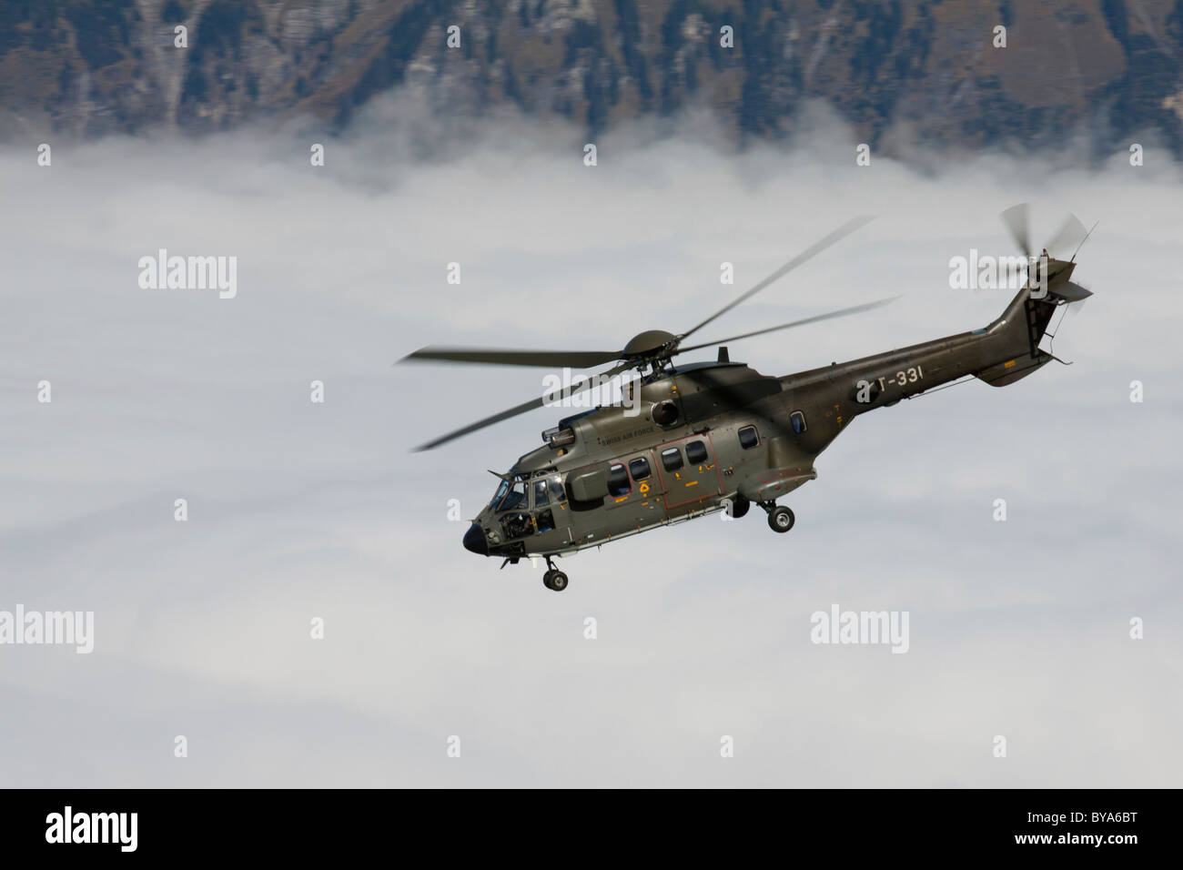 Il militare svizzera elicottero Cougar al di sopra della nebbia, mountain-air show della Swiss Air Force a Axalp, Ebenfluh, Interlaken Foto Stock
