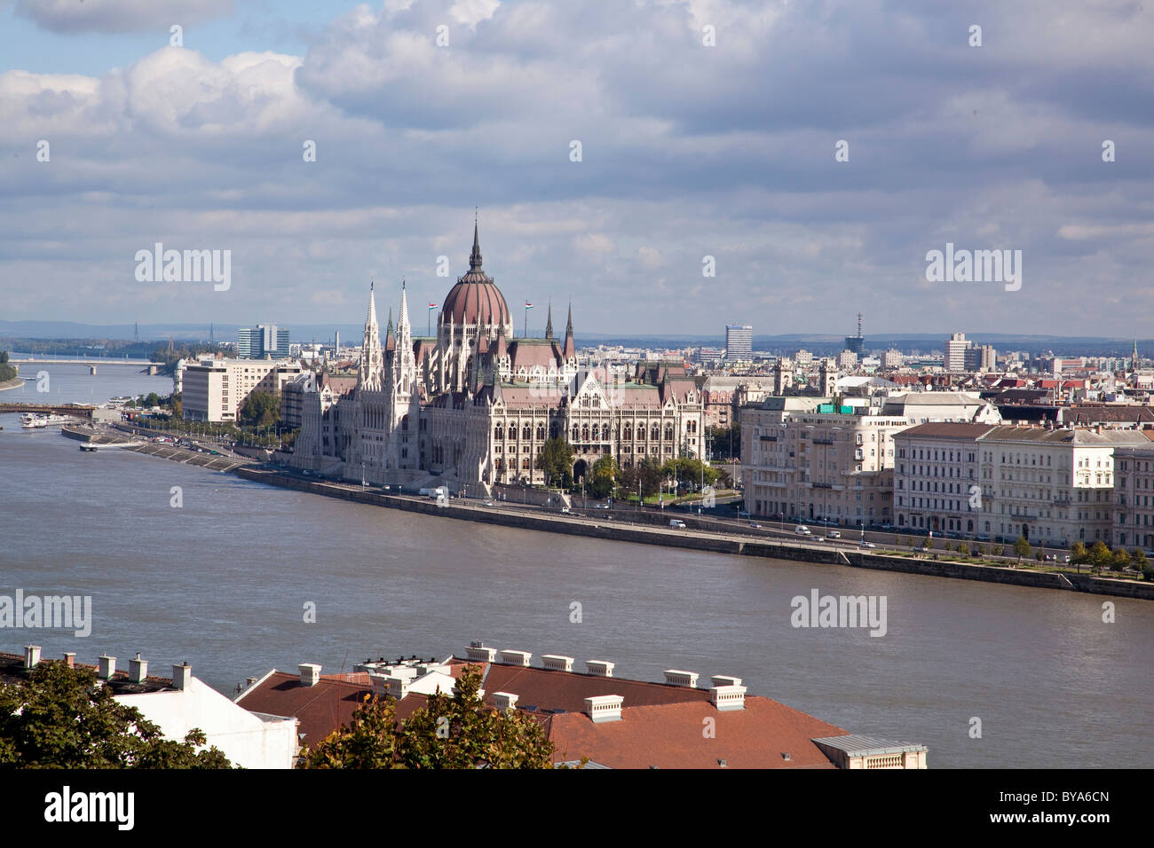 Parlamento ungherese dal fiume Danubio a Budapest, in Ungheria, in Europa Foto Stock