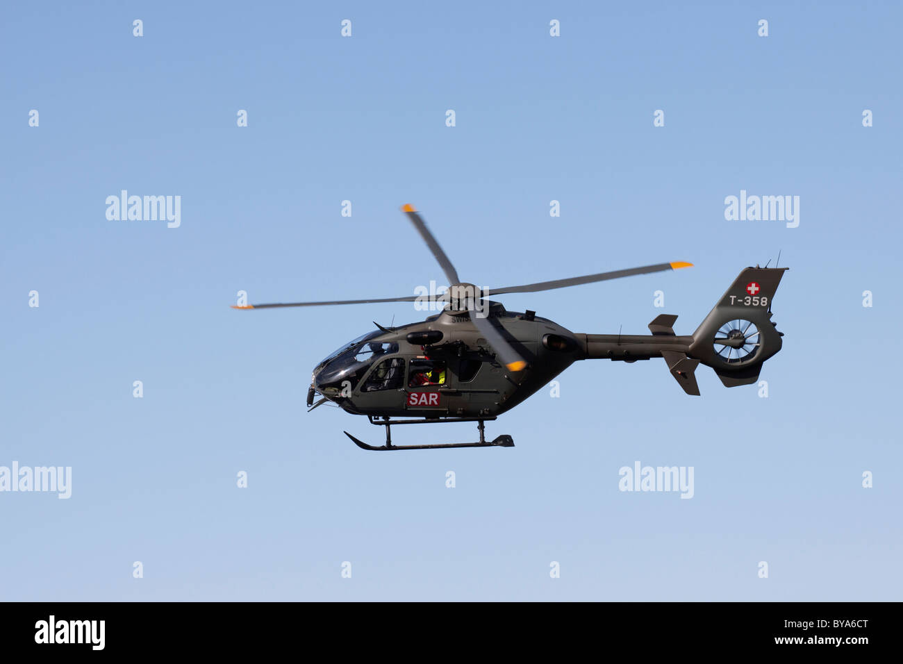 La Svizzera elicottero militare Eurocopter EC635 T-357, mountain-air show della Swiss Air Force a Axalp, Ebenfluh, Interlaken Foto Stock