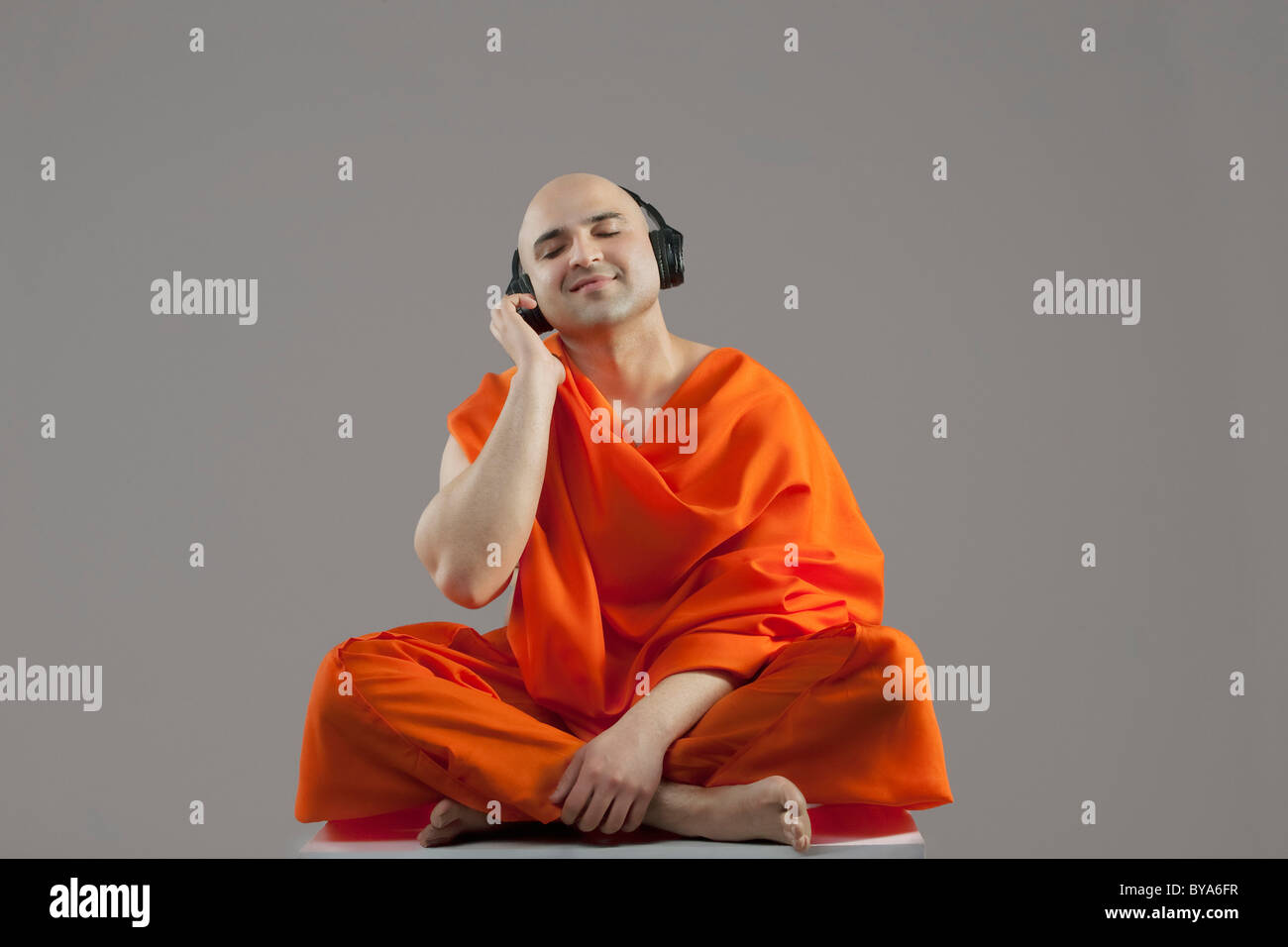 Monk ascoltare musica Foto Stock