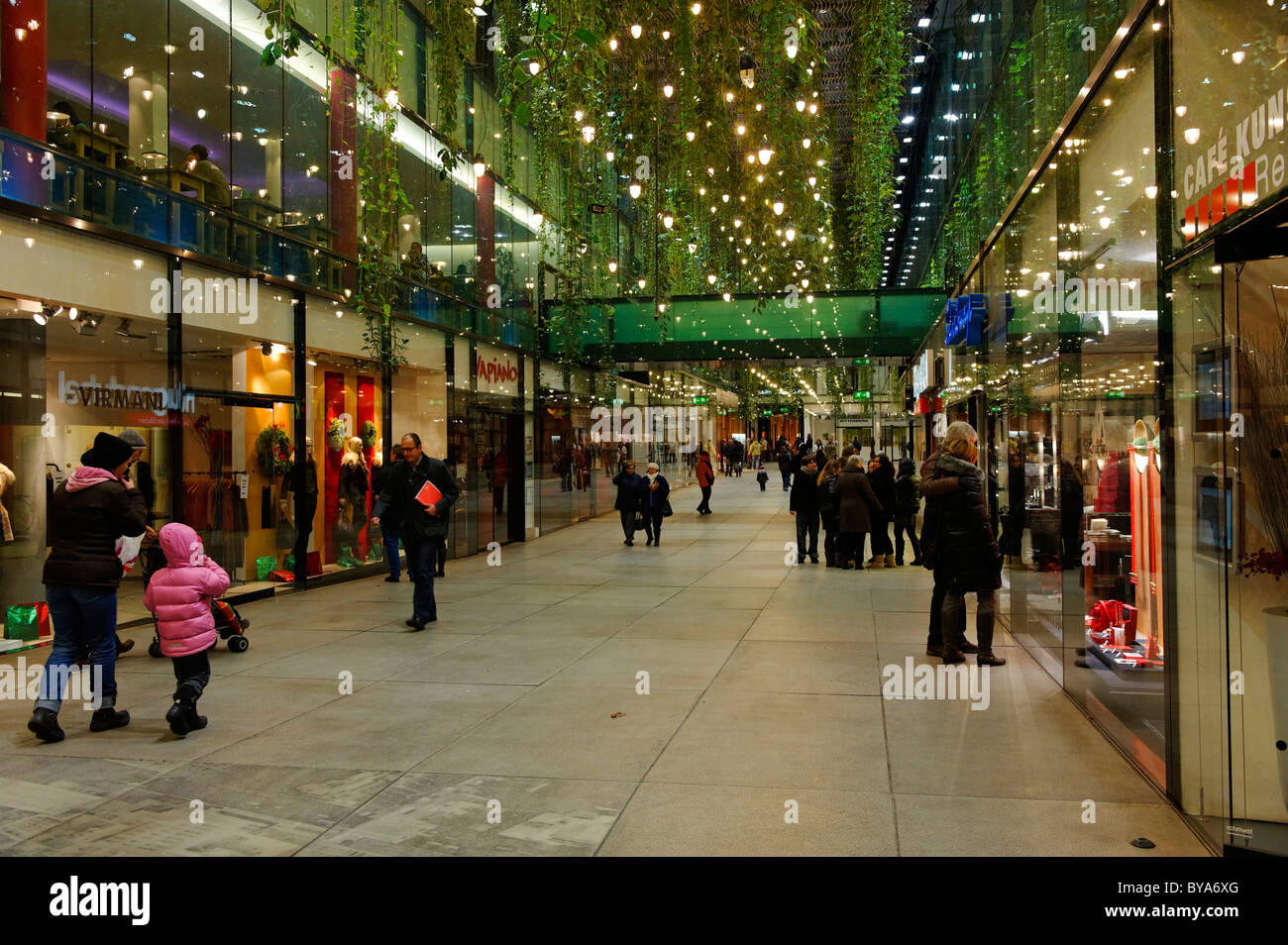 Le decorazioni di Natale in Fuenf Hoefe shopping centre, Monaco di Baviera, Baviera, Germania, Europa Foto Stock