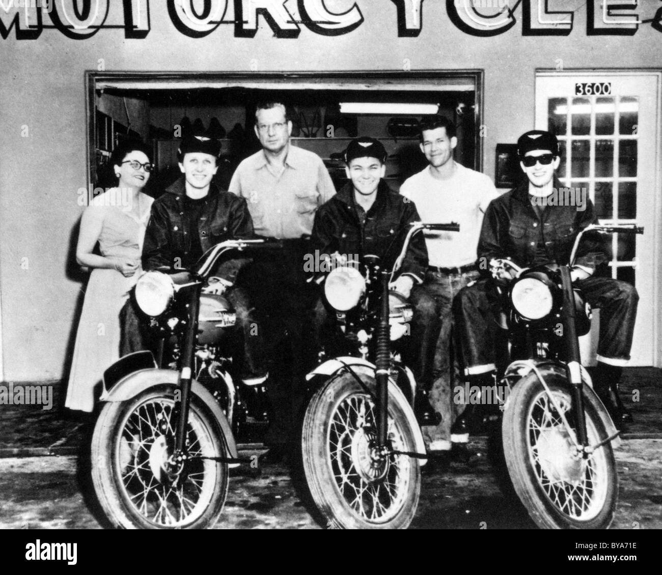 BUDDY HOLLY e i grilli noi gruppo pop da sinistra in bici: Joe Mauldin, Jerry Allison e Buddy Holly Foto Stock
