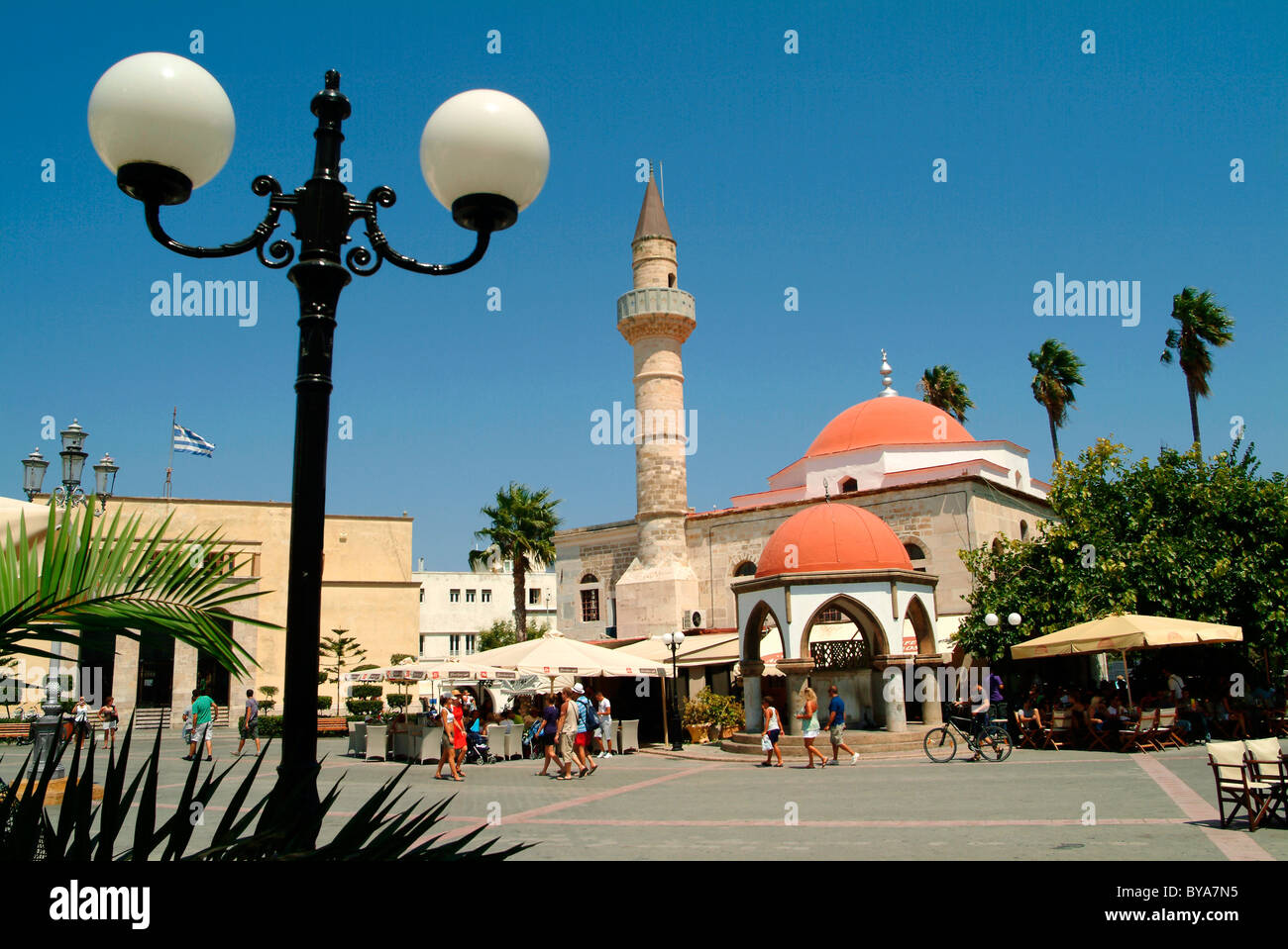 Piazza Principale e la moschea Defterdar nella città di Kos, isola di Kos, Dodecanneso Egeo meridionale della Grecia Foto Stock