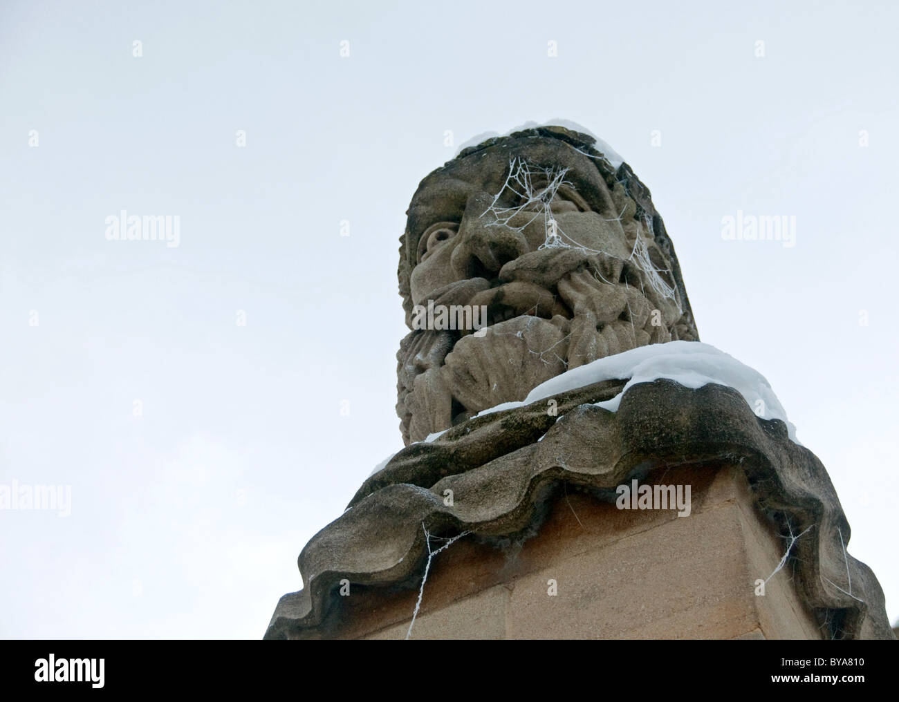 Il gelo e coperta di neve statua, Sheldonian Theatre, Oxford, Regno Unito Foto Stock