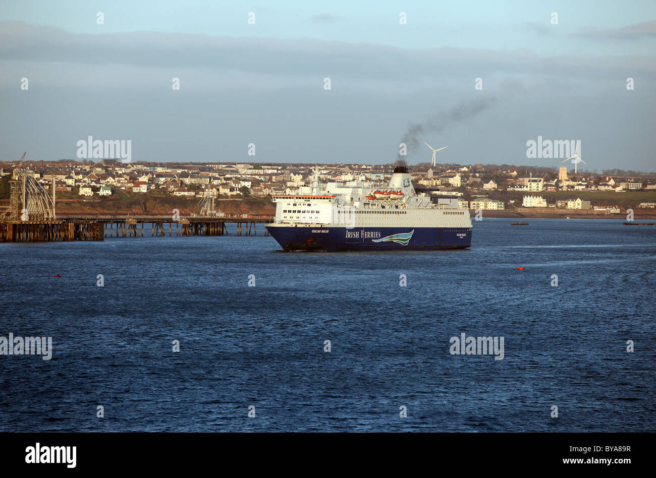 Irish Ferries nave passeggeri Oscar Wilde uscire da Pembroke Dock, come si vede da Angolo, Pembrokeshire Foto Stock