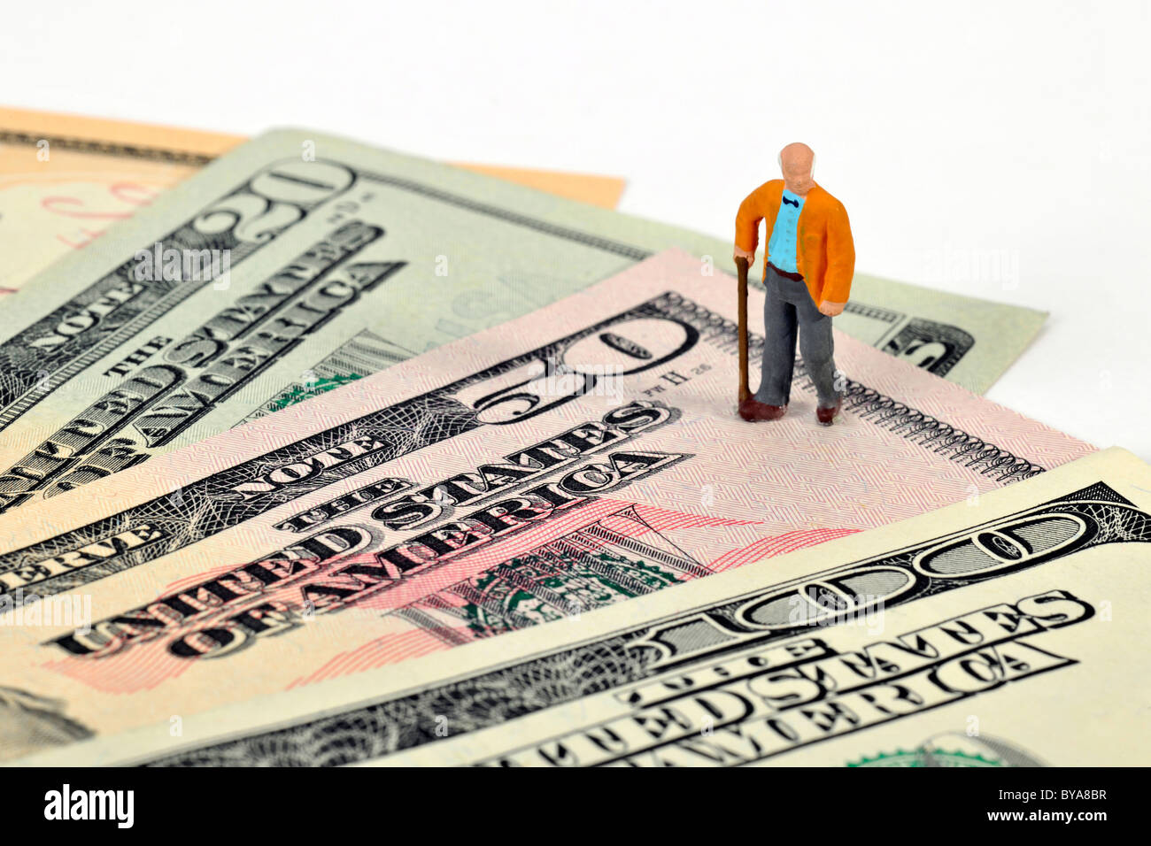 I pensionati figura sul dollaro statunitense Bill, immagine simbolica per la pensione, pensione Foto Stock