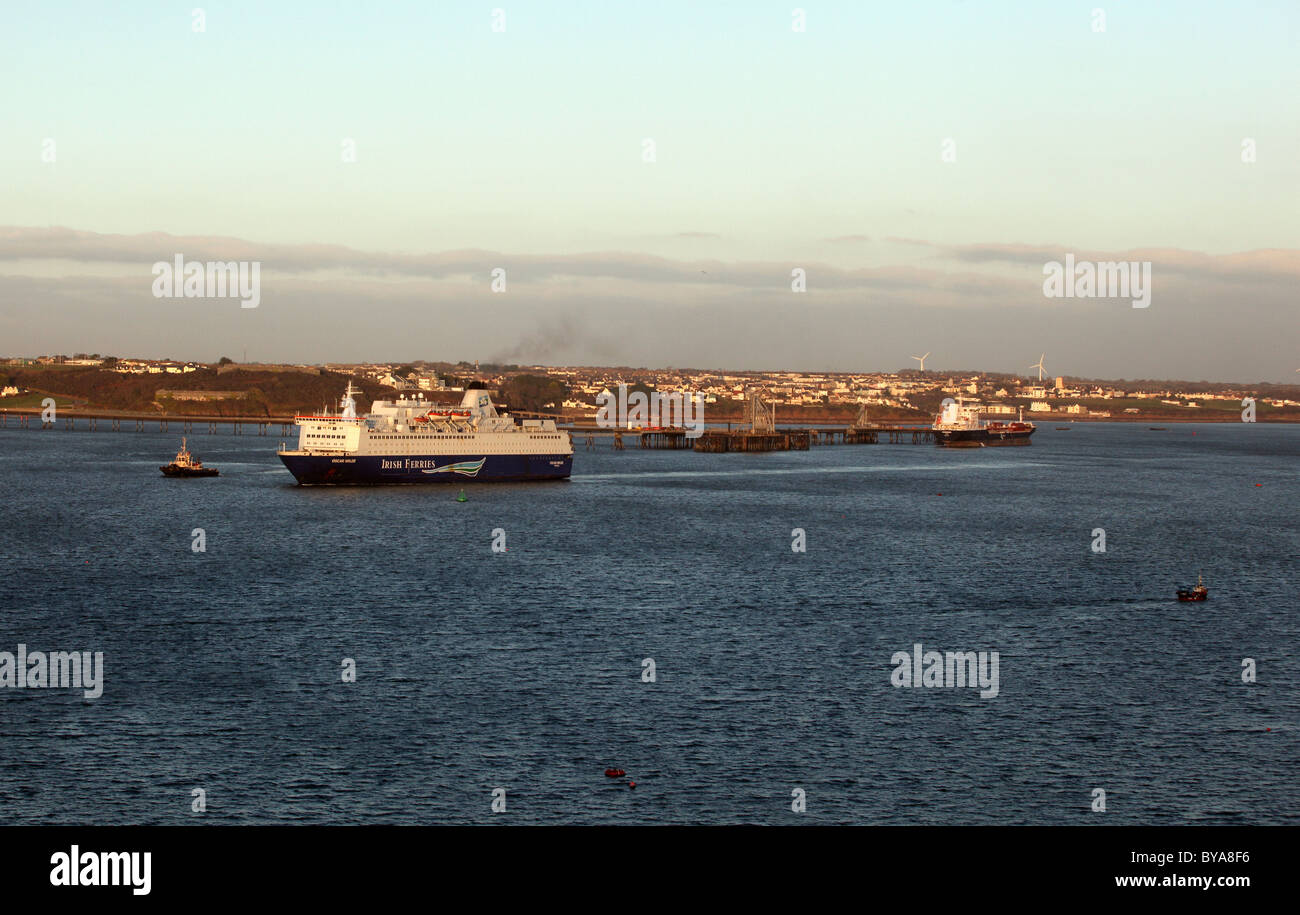 Irish Ferries nave passeggeri Oscar Wilde uscire da Pembroke Dock, come si vede da Angolo, Pembrokeshire Foto Stock