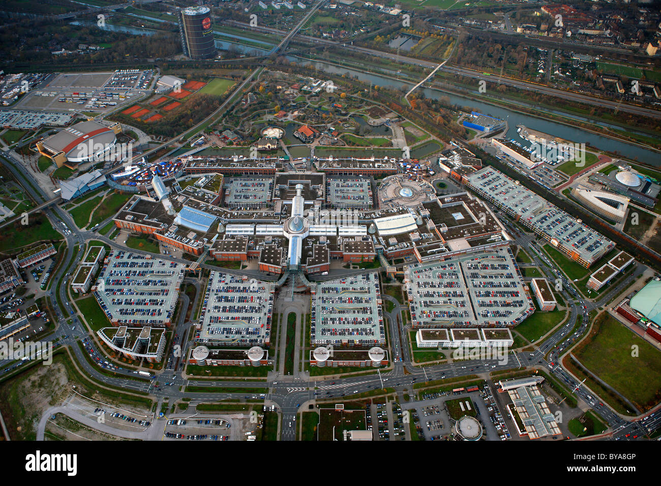 Vista aerea, mercato di Natale, Centro mall, Neue Mitte, Oberhausen Ruhrgebiet regione Renania settentrionale-Vestfalia, Germania, Europa Foto Stock