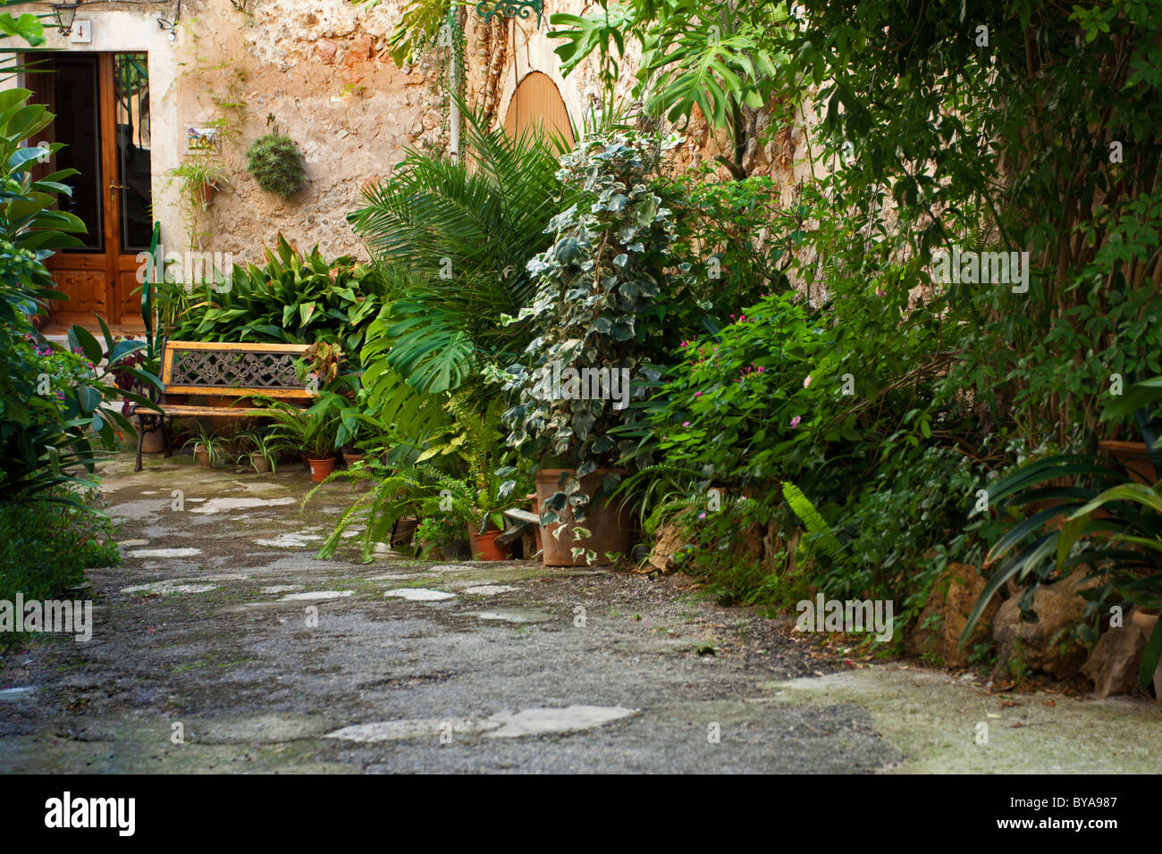 Idilliaco cortile paesaggistico con una panca in legno, Valldemossa, Maiorca, isole Baleari, Spagna, Europa Foto Stock
