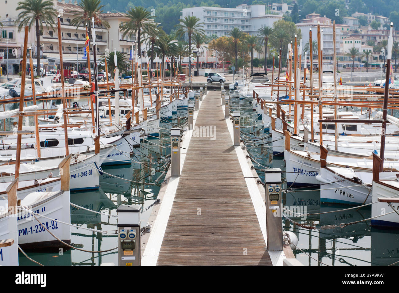 Llauets, tipico delle Isole Baleari barche da pesca nel porto di Port de Soller, Maiorca, isole Baleari, Spagna, Europa Foto Stock