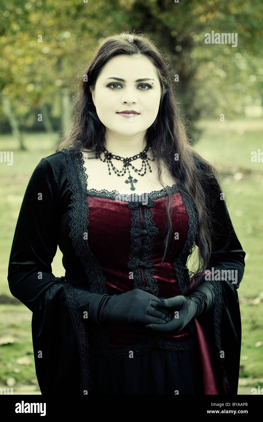 Donna di stile gotico, stile Romantic-Gothic, in piedi, foresta