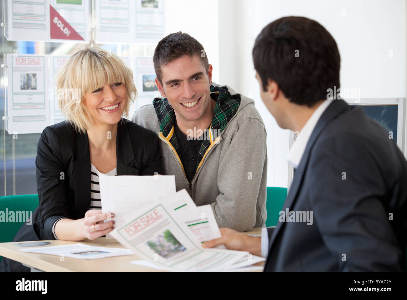 Matura in visita agli agenti immobiliari di office Foto Stock