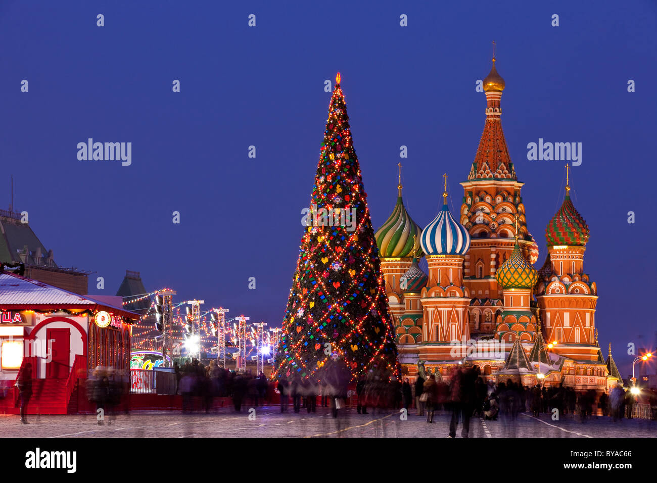 La Piazza Rossa, san Basilio cattedrale a Mosca durante il periodo di Natale Foto Stock