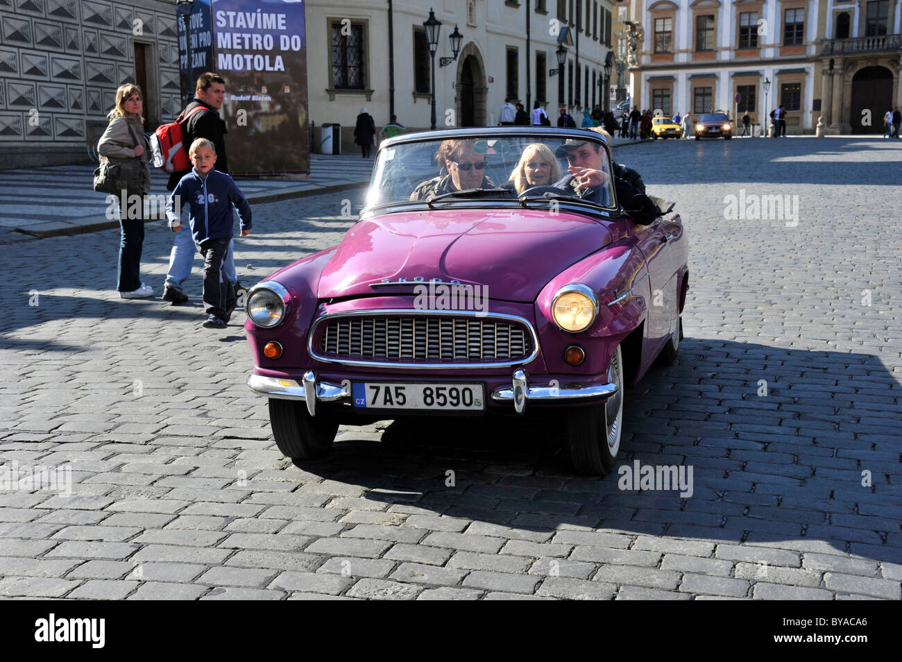 Skoda Felicia auto classica di 1960, Piazza Hradcany, il Castello di Praga, Boemia, Repubblica Ceca, Europa Foto Stock