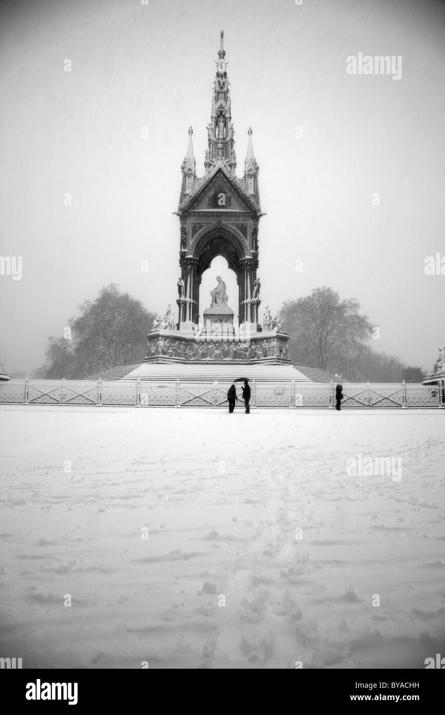 Neve pesante dall'Albert Memorial in giardini di Kensington, London, Regno Unito Foto Stock