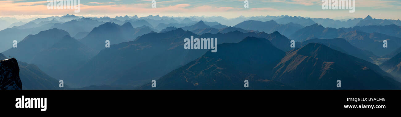 Panorama di montagna dalla montagna Zugspitze oltre le Alpi, Germania, Europa Foto Stock