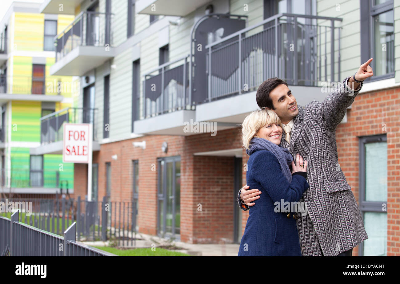 Coppia in cerca di un nuovo appartamento Foto Stock