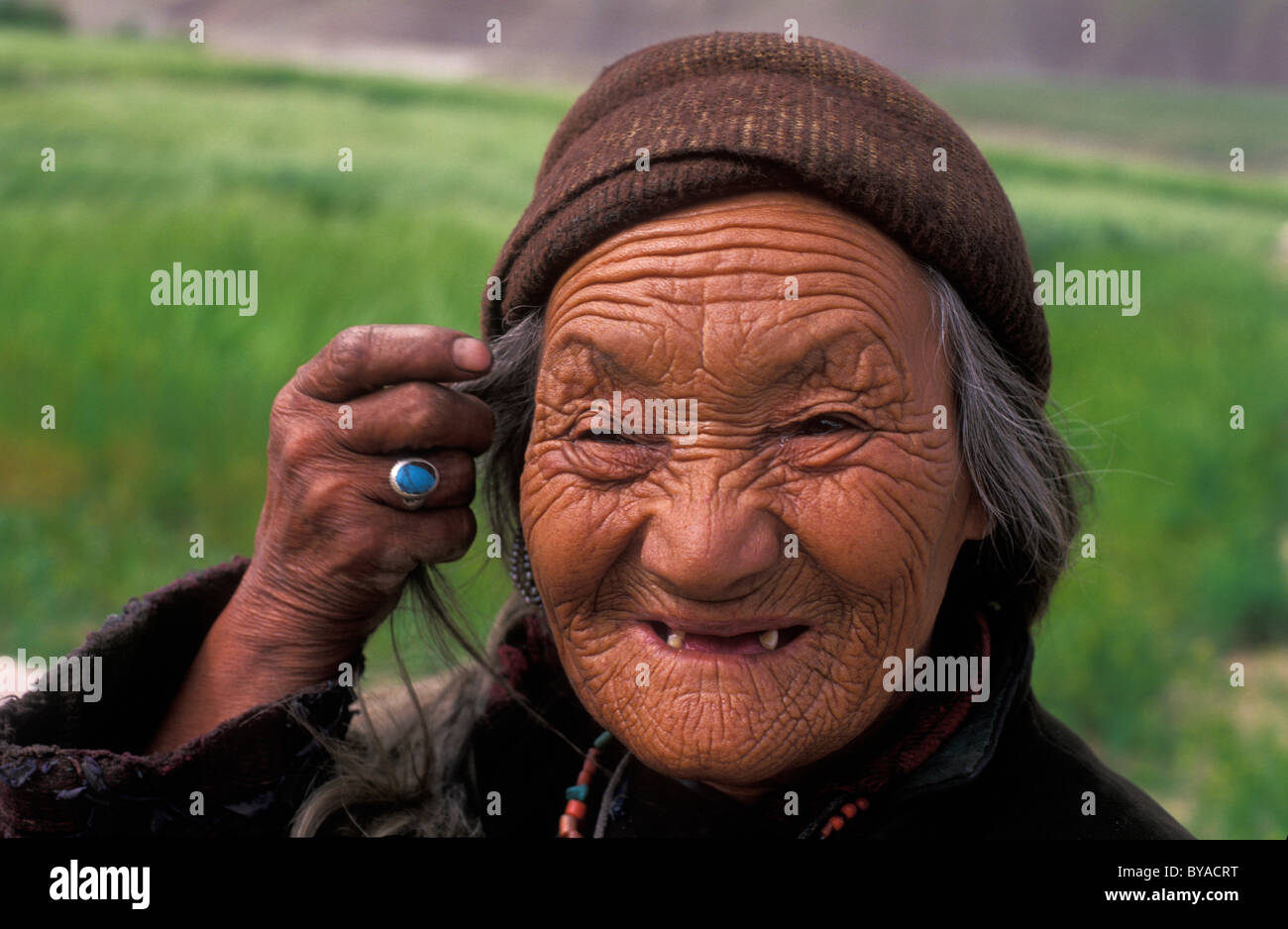 Ritratto di un amichevole donna anziana segnata dalla dura vita, sulla sua mano è un anello con un turchese Zanskar Ladakh Himalaya Foto Stock