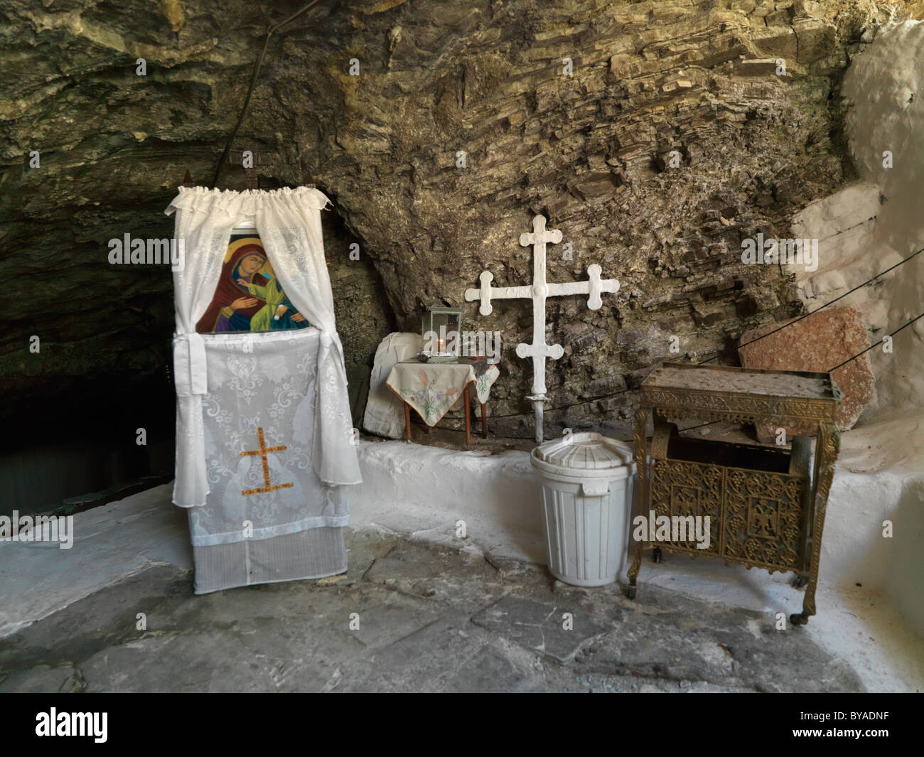 Grecia Samos Monastero di Panayia Spiliani Bottony Croce e Santuario in grotta Foto Stock