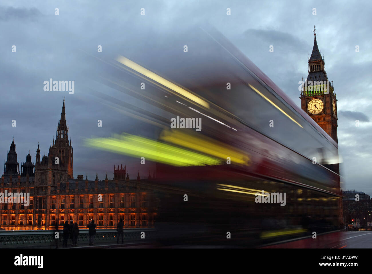 Un rosso London bus passando davanti alla Casa del Parlamento di sera Foto Stock