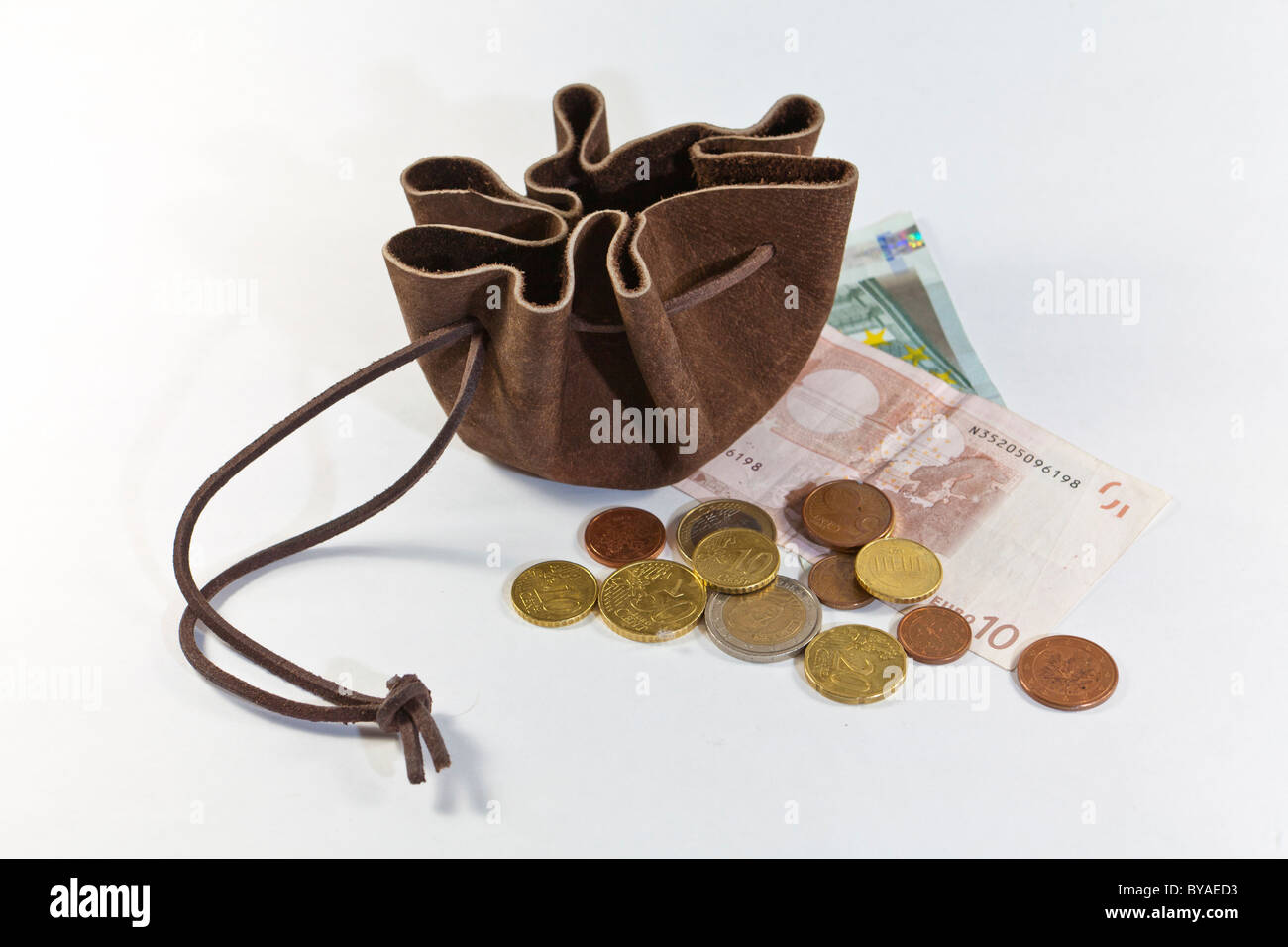 Moneybag scamosciato con banconote e monete in euro Foto Stock