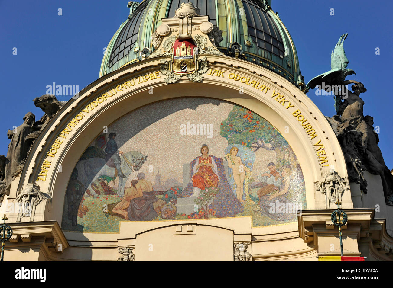 Omaggio a mosaico di Praga, in stile art nouveau di Praga Casa Comunale, Piazza della Repubblica, Praga, Boemia, Repubblica Ceca, Europa Foto Stock