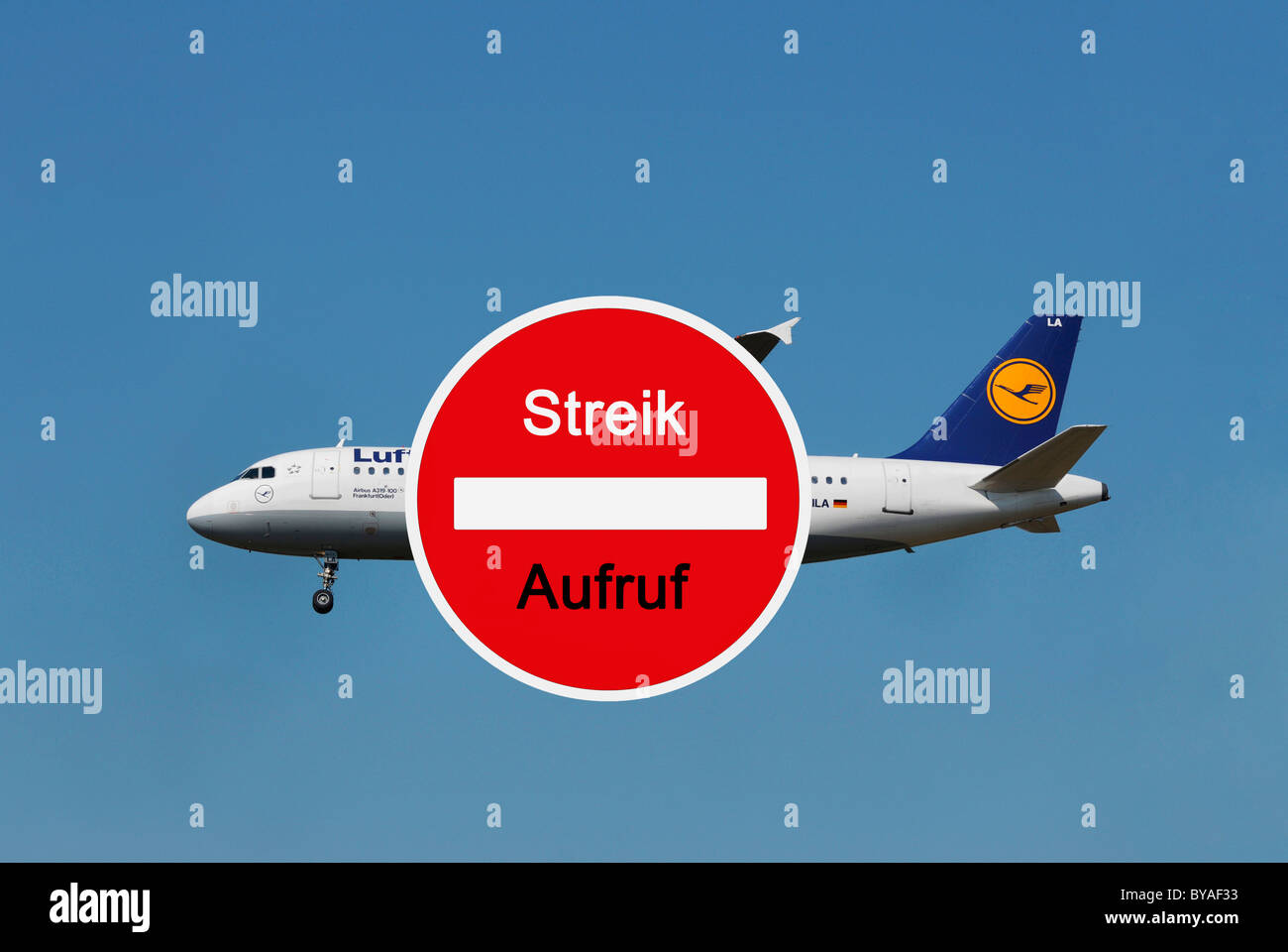 Cartello con scritte "treik Aufruf', tedesco per "Chiamata di sciopero", segno di fronte ad un piano di Lufthansa Foto Stock