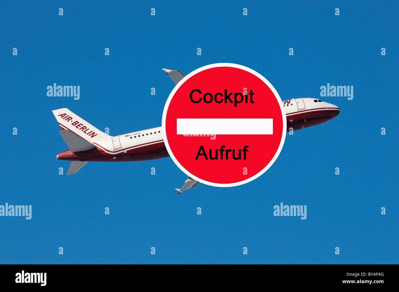 Cartello con scritte "Cockpit Aufruf', tedesco per "Cockpit Unione chiamata a colpire', sindacali, segno di fronte ad un'Airberlin Foto Stock