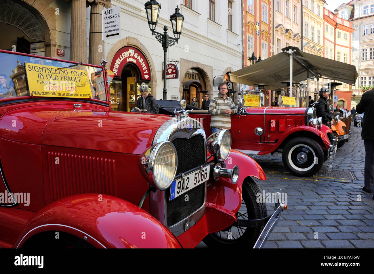 Auto d'epoca offerto per gite turistiche, quadrato piccolo quartiere storico di Praga, Boemia, Repubblica Ceca, Europa Foto Stock