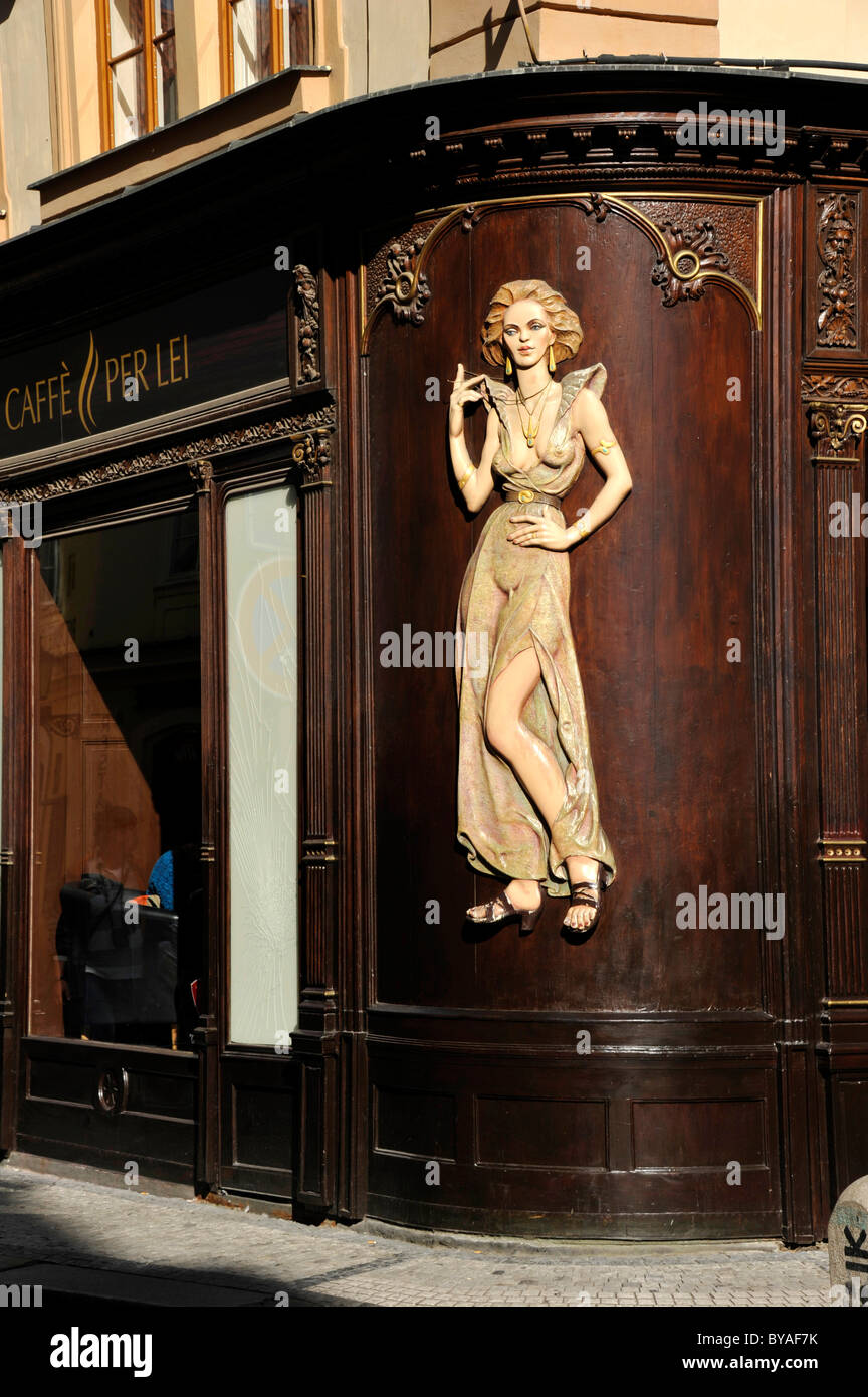 Casa in stile Art Nouveau emblema di una donna lasciva, legno rilievo sulla facciata del caffè per Lei Cafe, il quartiere storico di Praga Foto Stock