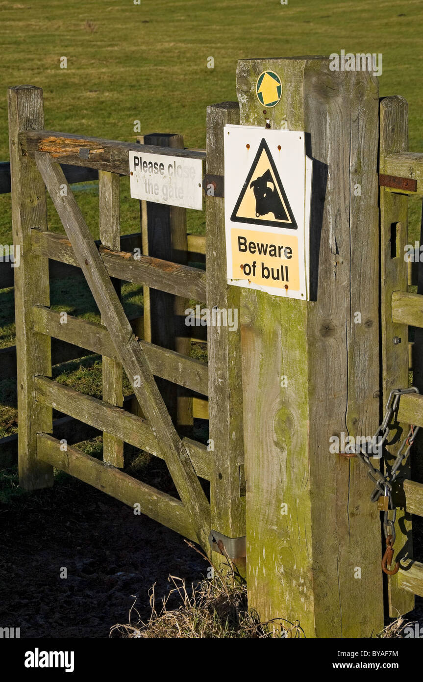 Primo piano di attenzione al segno toro su legno Farm gate North Yorkshire Inghilterra Regno Unito GB Great La Gran Bretagna Foto Stock