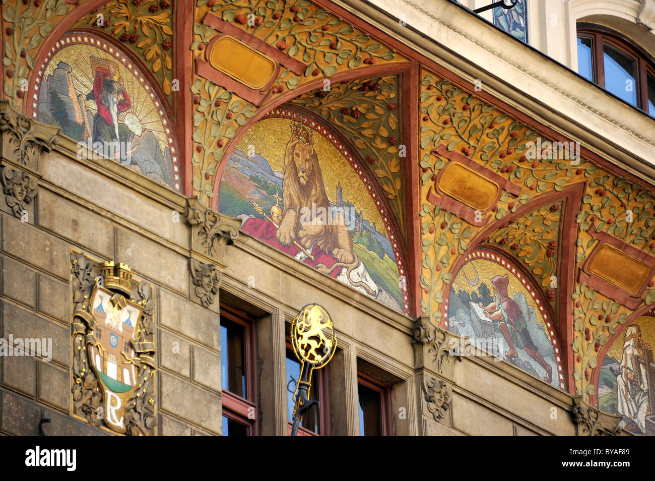 Mosaici su un edificio stile art nouveau, quartiere storico di Praga, Boemia, Repubblica Ceca, Europa Foto Stock