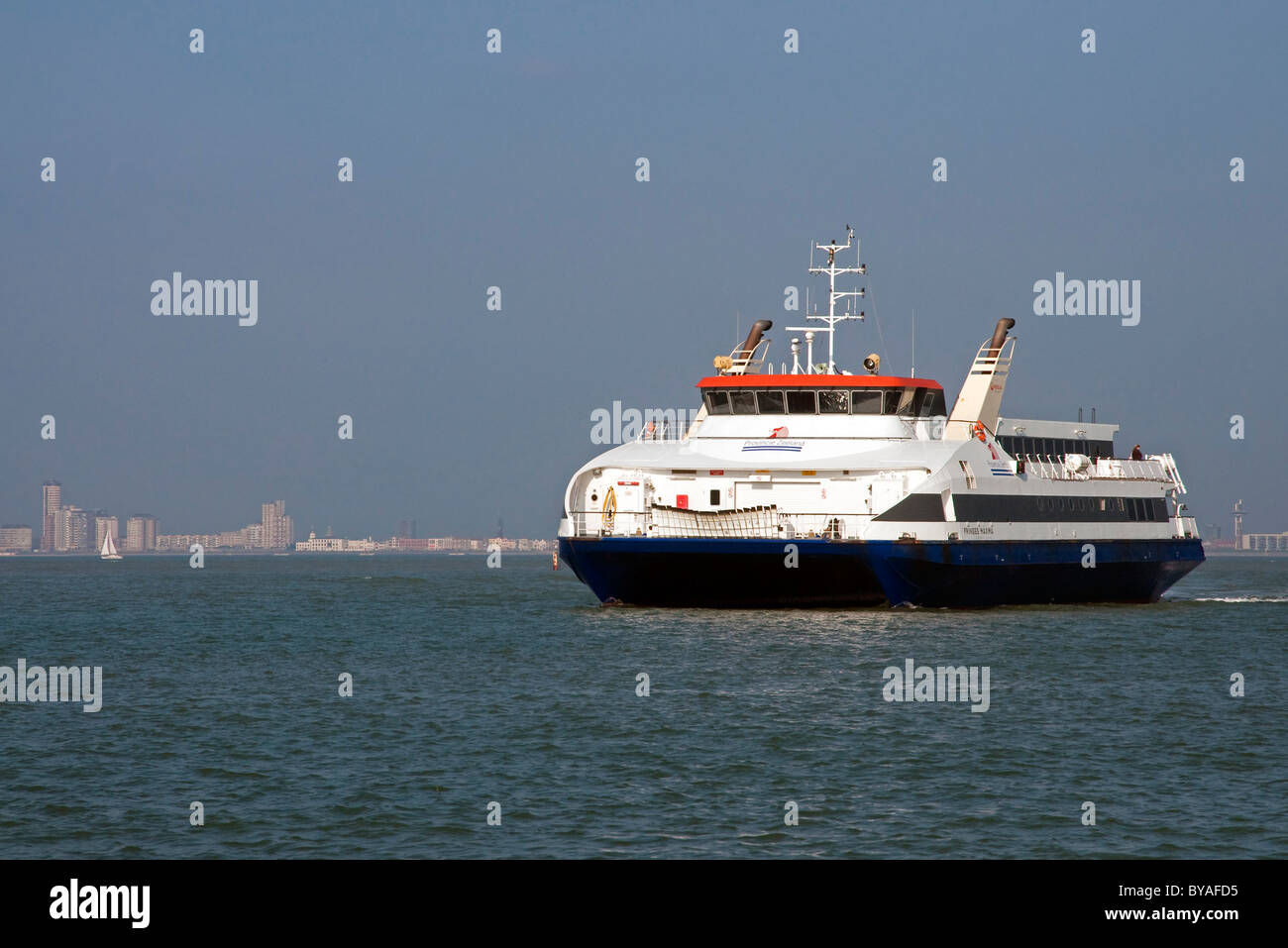 Il traghetto olandese che attraversano la Schelda occidentale tra Breskens e Vlissingen, Paesi Bassi Foto Stock