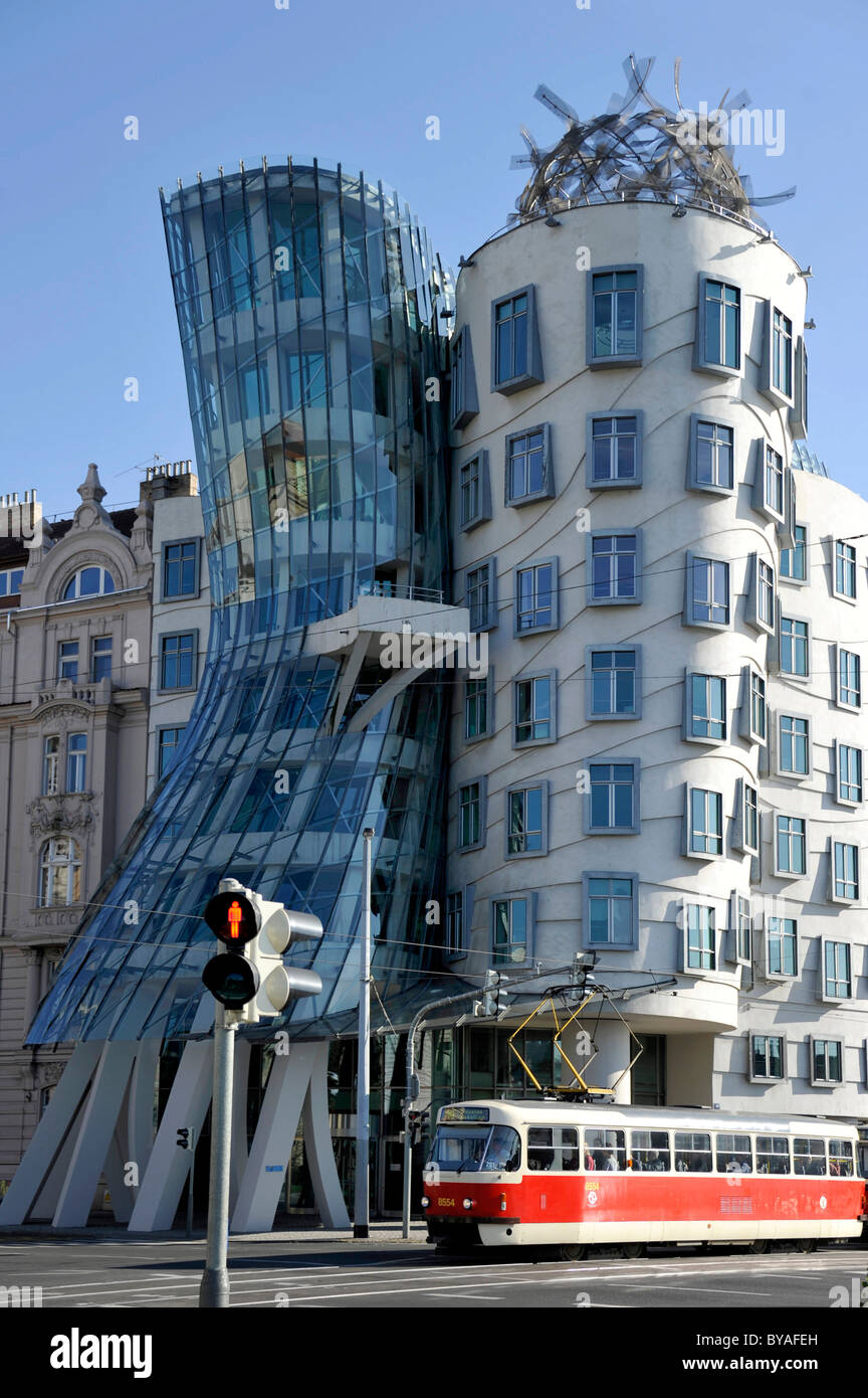 La Casa danzante o Ginger e Fred, di Frank Gehry, Praga, Boemia, Repubblica Ceca, Europa Foto Stock