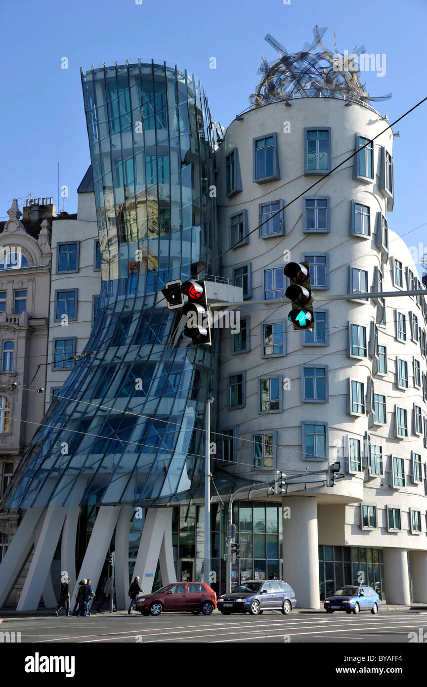 La Casa danzante o Ginger e Fred, di Frank Gehry, Praga, Boemia, Repubblica Ceca, Europa Foto Stock