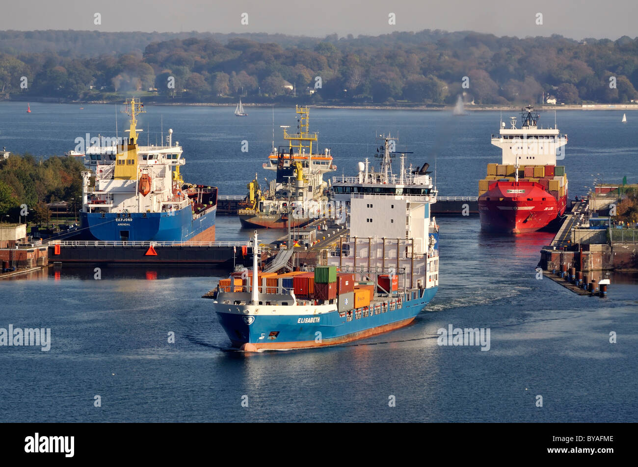 Contenitore di spedizione navi a Holtenau serratura, Canale di Kiel, Kiel, Schleswig-Holstein, Germania, Europa Foto Stock