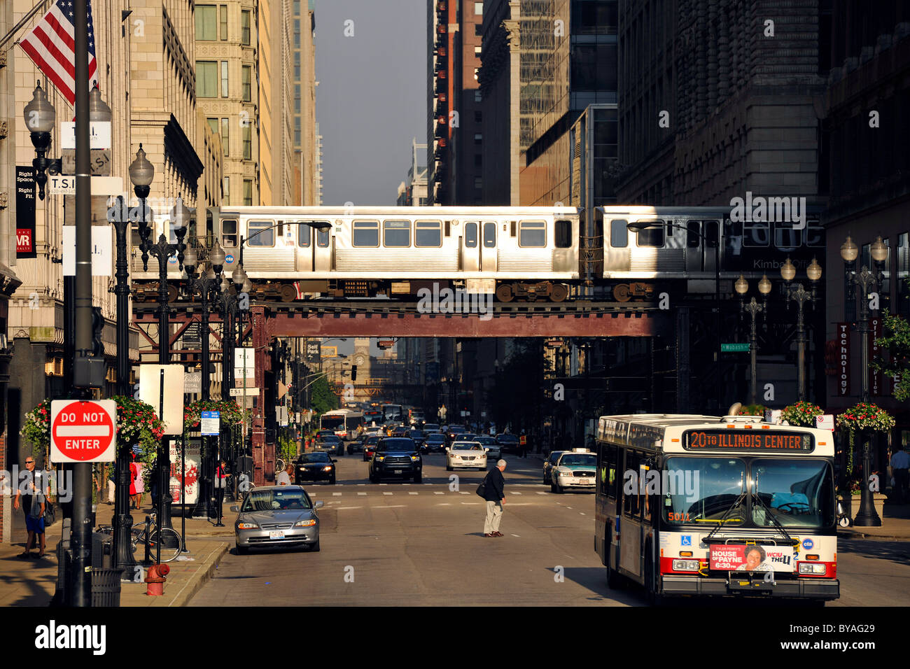 Treno di elevata lin in Chicago, e El, L, CTA, bus, taxi, Chicago, Illinois, Stati Uniti d'America, STATI UNITI D'AMERICA Foto Stock