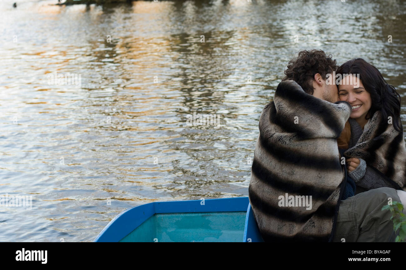 Uomo Donna bacio sulla guancia in barca Foto Stock