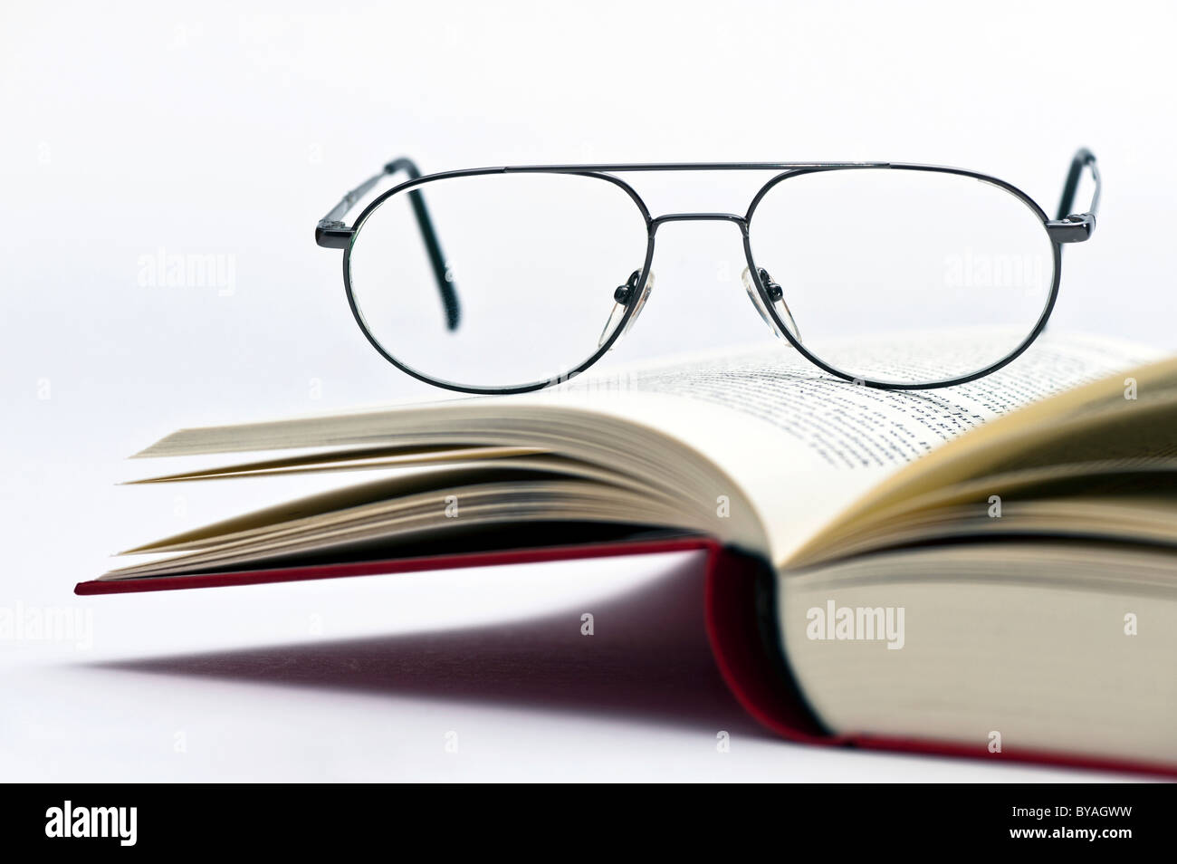 Gli occhiali da lettura su aprire le pagine del libro Foto Stock