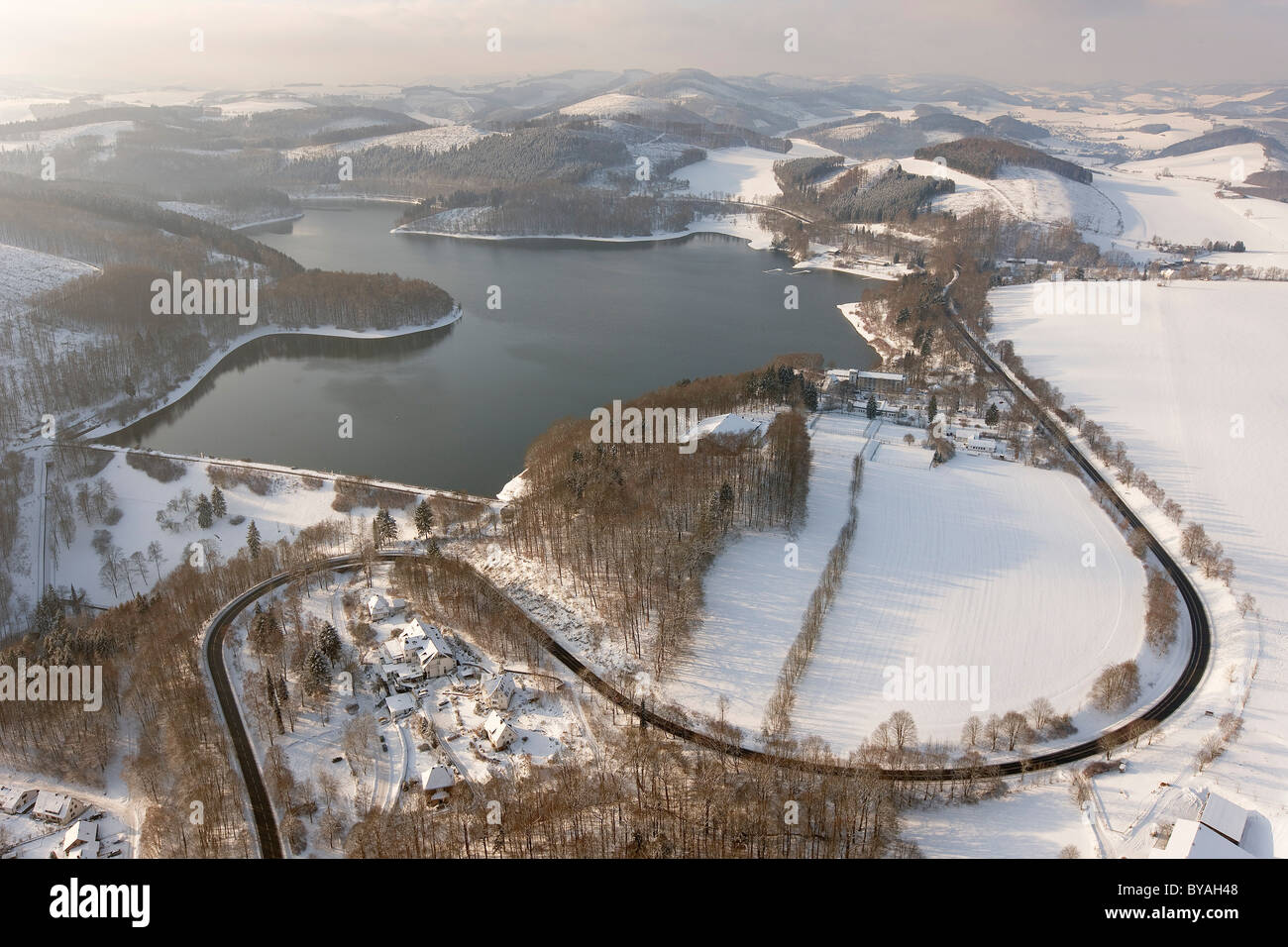 Vista aerea, Meschede, neve, Renania settentrionale-Vestfalia, Germania, Europa Foto Stock