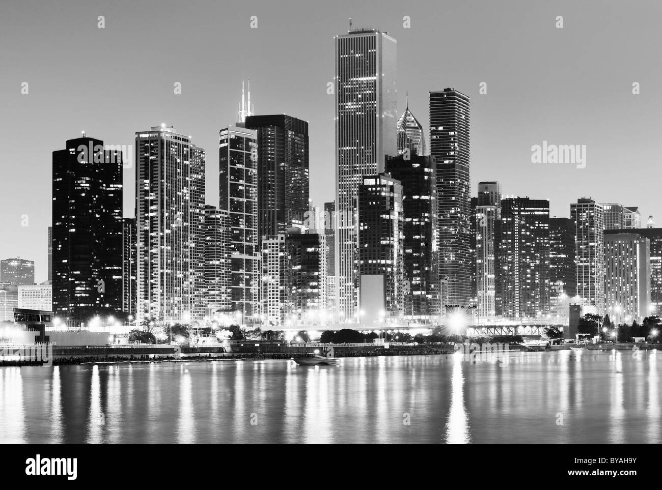 Bianco e nero, night shot, Aon Center, due Prudential Plaza, John Hancock Center, Diamond Tower, Skyline, il lago Michigan Foto Stock