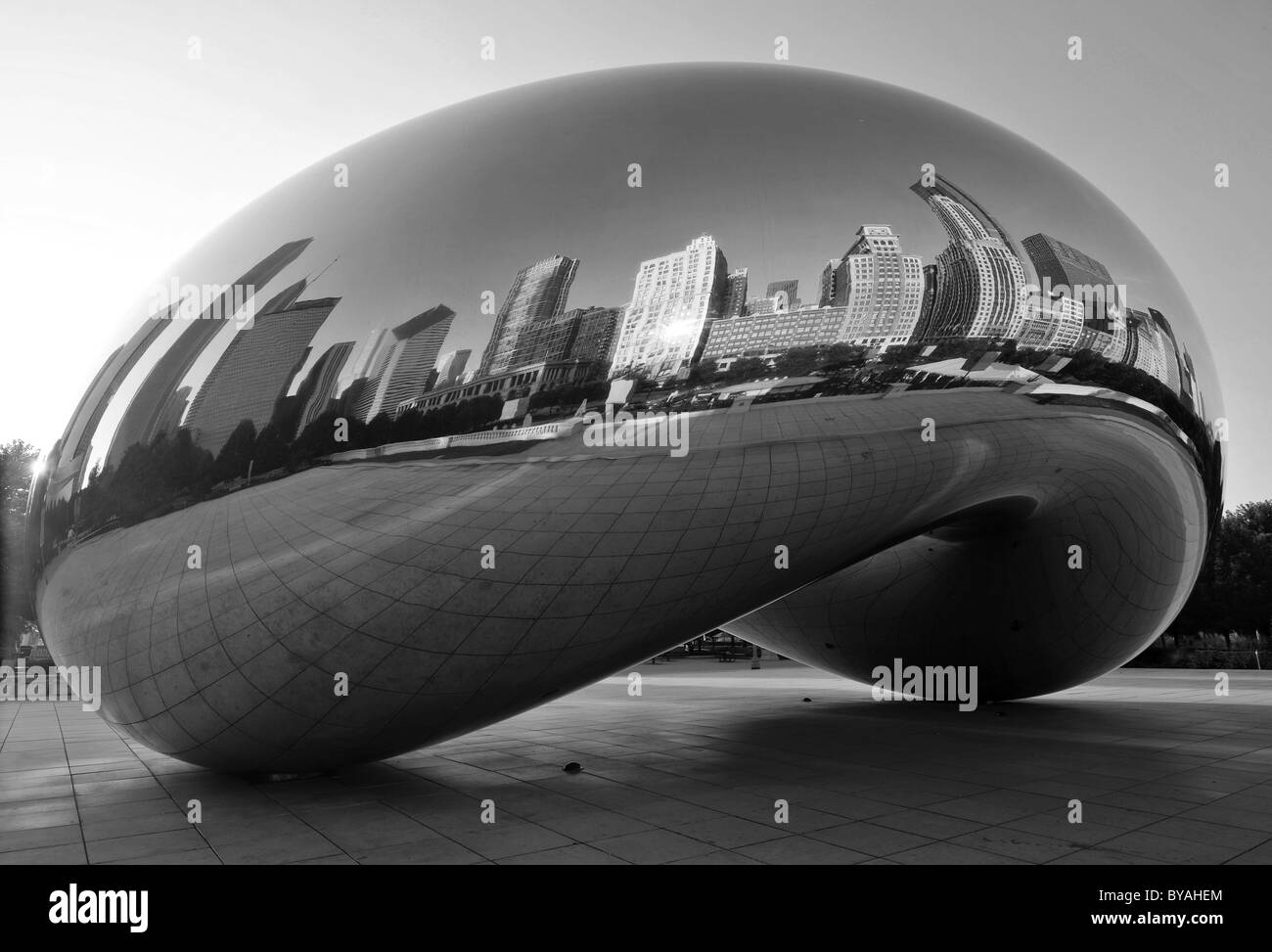 Bianco e nero, riflesso della skyline con Legacy al Millennium Park edificio, il patrimonio, Pittsfield Building Foto Stock