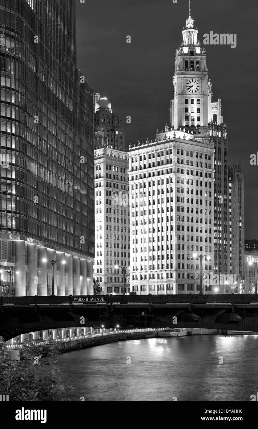 Bianco e nero, night shot, IRV Kupcinet ponte, sul fiume Loop, Trump International Tower, Wrigley Building, Tribune Tower Foto Stock
