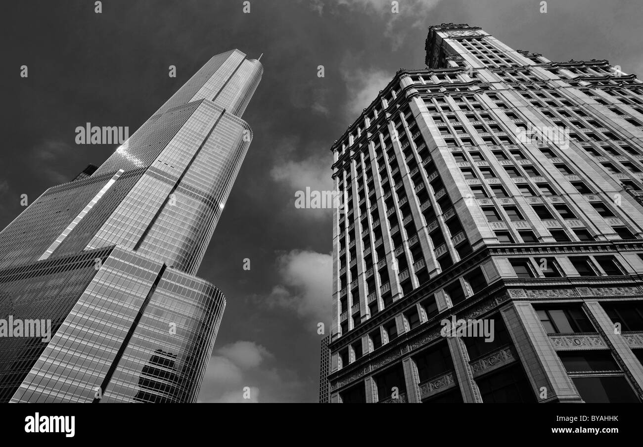 Bianco e nero, vista del Trump International Tower, Wrigley Building, Chicago, Illinois, Stati Uniti d'America, STATI UNITI D'AMERICA Foto Stock