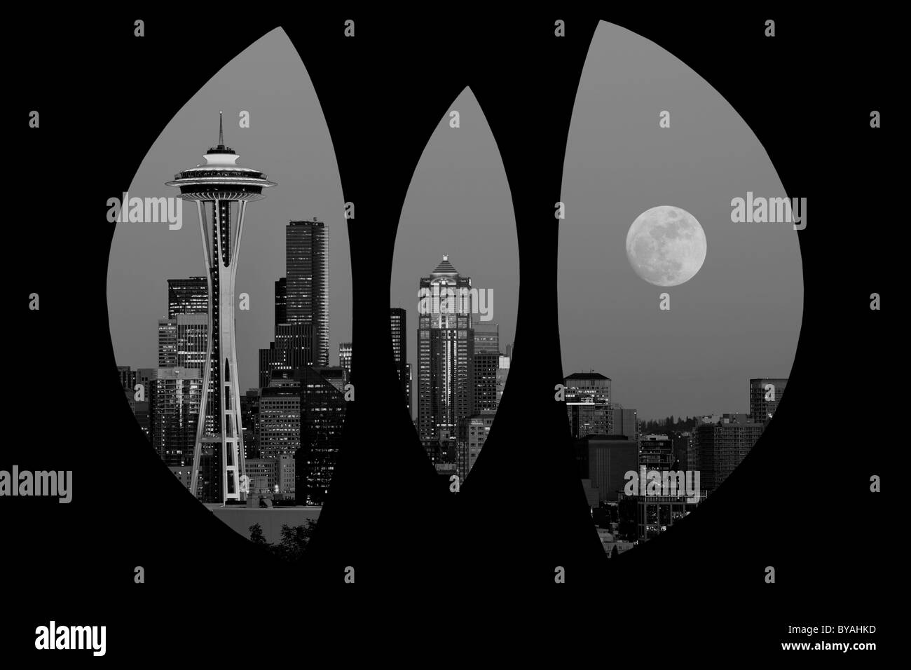 Bianco e nero, night shot attraverso la scultura in acciaio "Cambia forma" di Doris Chase, Kerry Park, sullo skyline del Foto Stock