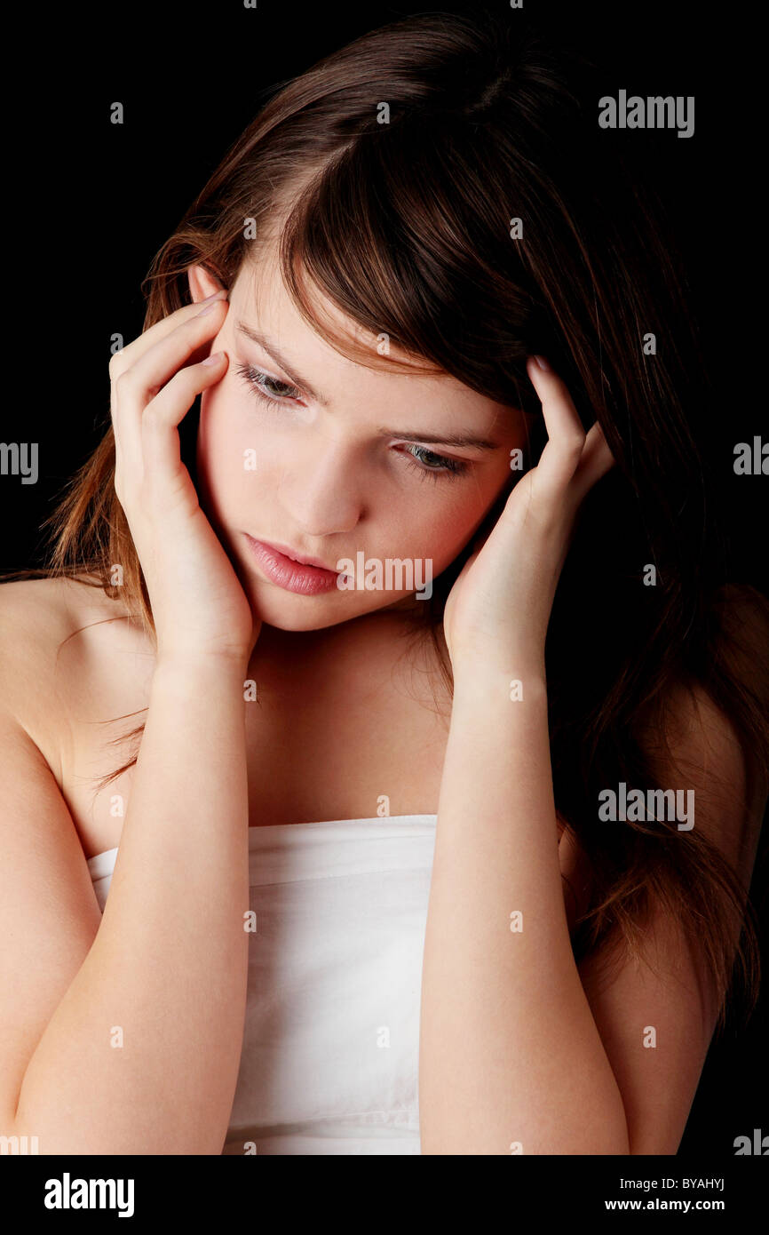 Ragazza adolescente depressione - amore perduto, teen problemi - isolato su sfondo nero Foto Stock