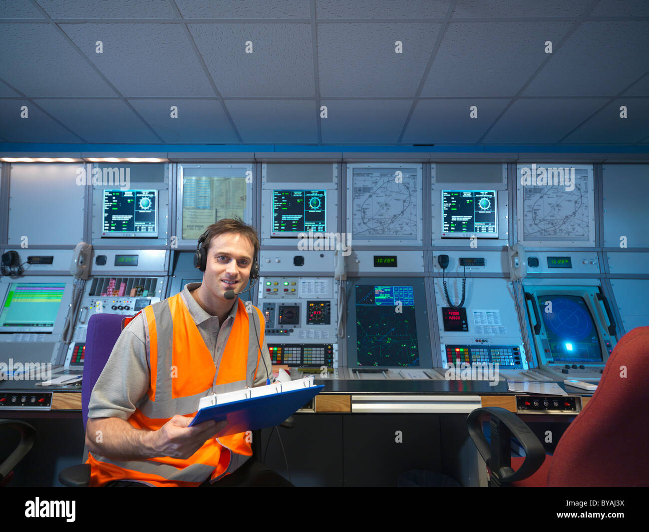 Controllore del traffico aereo in sala radar Foto Stock