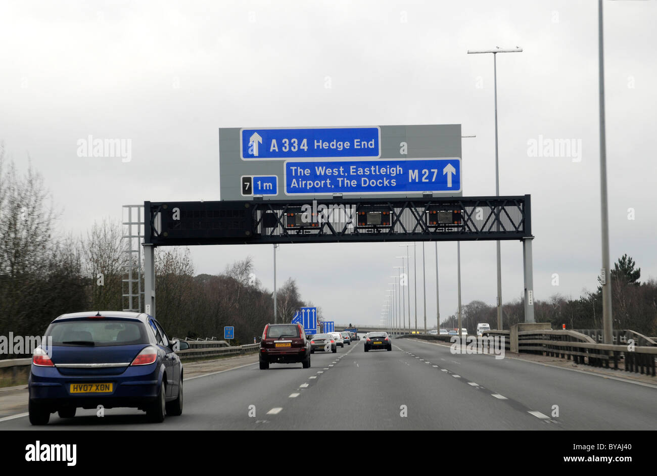 Autostrada overhead segni di destinazione sulla M27 Foto Stock