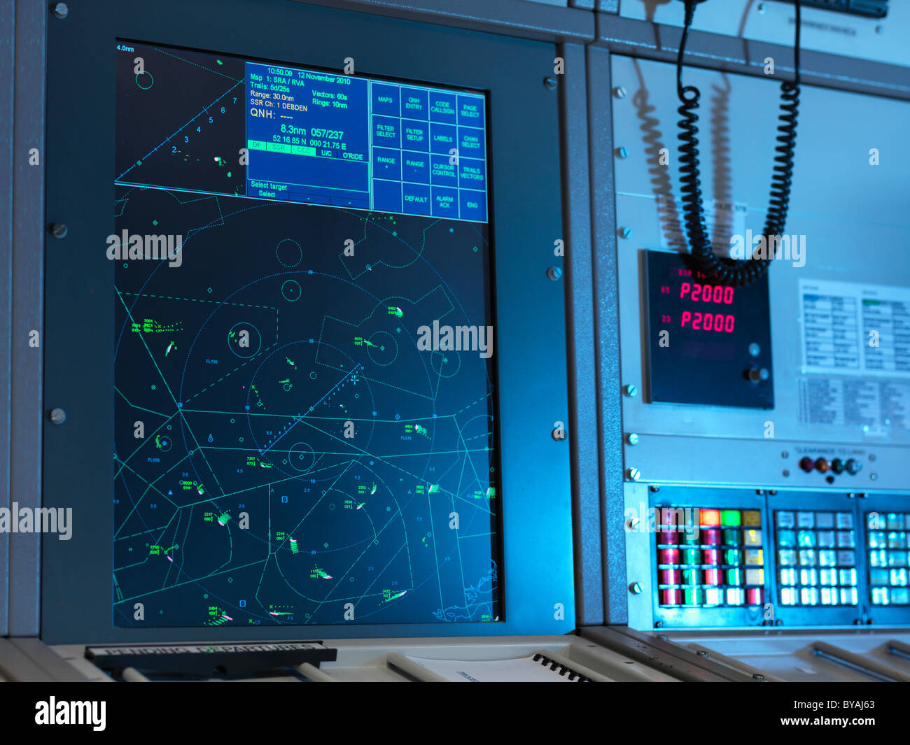 Il radar di accoglienza nella sala di controllo Foto Stock