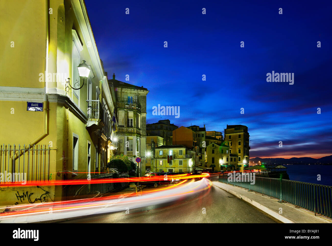 La Grecia, Corfù (o 'Corfu' isola). La strada che va da Liston e Spianada, al vecchio porto della città di Corfù Foto Stock